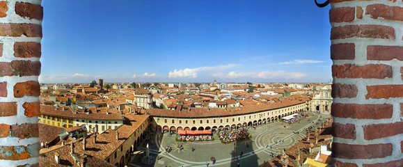 Vigevano, piazza Ducale a 360° vista dal castello.