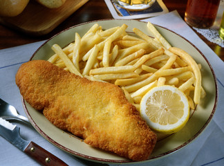 Plato combinado con una escalopa de ternera rebozada y con patatas fritas