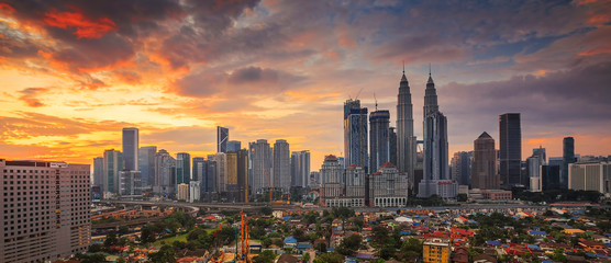 Fototapeta premium Miasto Kuala Lumpur, Malezja na wschodzie słońca