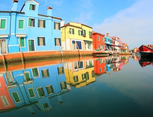 Fototapeta na wymiar houses of the Italian island of Burano near Venice and the water