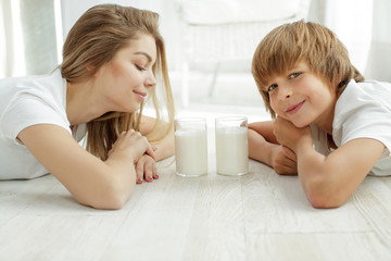 Obraz na płótnie Canvas Family drinking milk 