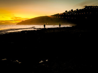 playa atardecer siluetas