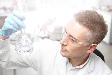 Chemik. Naukowiec trzyma próbówkę z roztworem.