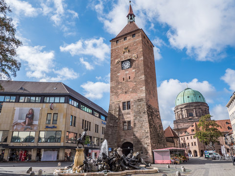 Wei&szlig;e Turm mit Brunnen in N&uuml;rnberg