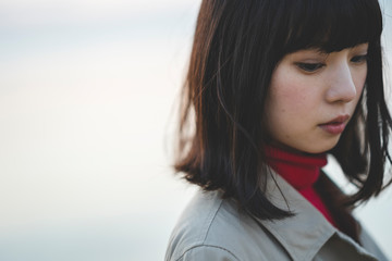 夕方の海の女性