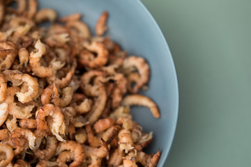 Geschälte Norddeutsche  Nordsee Krabben in Schale sind typische Hausmannskost in Friesland