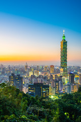 Naklejka premium Beautiful landscape and cityscape of taipei 101 building and architecture in the city