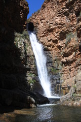 Wasserfall mit Sonne und Schatten in der  Meiringspoort Schlucht in Südafrika