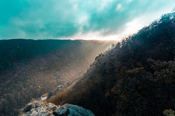 Sonnenstrahlen dringen in das Tal