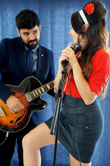 Obraz premium portrait of retro/pin up couple singing and playing guitar