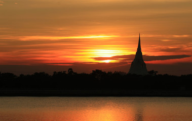 Fototapeta na wymiar Sunset near the old pagoda.