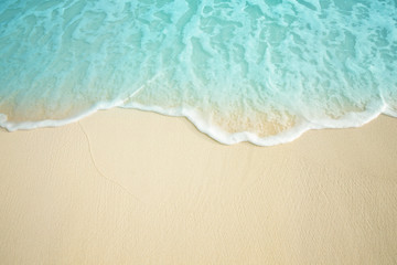 Vague de mer sur la plage de sable.