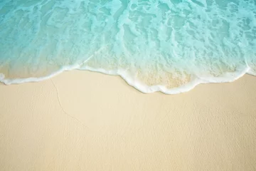 Crédence de cuisine en verre imprimé Côte Vague de mer sur la plage de sable.