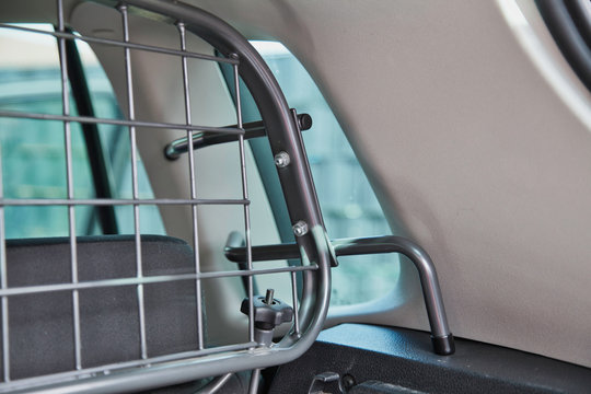 Transportgitter im Auto zur sicheren Beförderung von Hunden oder Gepäck Stock-Foto | Adobe