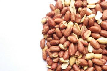 ピーナッツ - Peanuts isolated on white background