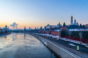 Obraz premium A winter view of Kremlin and Moskva river from Bolshoy Moskvoretsky Bridge at sunset, Moscow , Russia