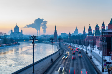 Obraz premium A winter view of Kremlin and Moskva river from Bolshoy Moskvoretsky Bridge at sunset, Moscow , Russia