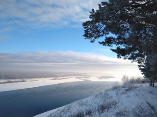 Река зимой