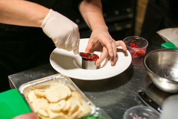 Obraz na płótnie Canvas Chef preparing tartar for serving in kitchen