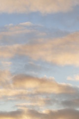 Oranger Leicht bewölkter Himmel