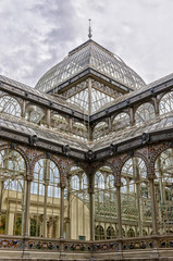 Fototapeta na wymiar Palacio de Cristal en el parque del Retiro de Madrid, España, Europa, día nublado