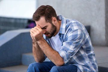 Obraz premium Portrait of stressed young man outdoors