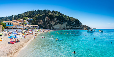 Obraz premium Ludzie na wakacjach nad morzem plaży Agios Nikitas, na wyspie Lefkada w Grecji - Europa