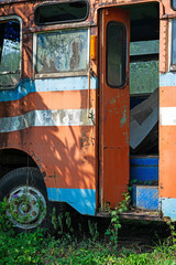 Verschrotteter Bus in der Natur
