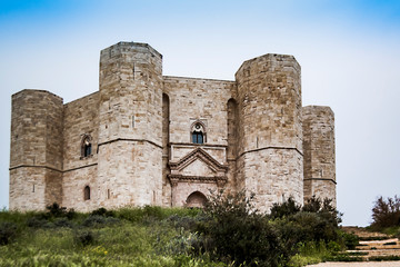 Fototapeta na wymiar Castel del Monte, the famous castle in Apulia, southeast Italy