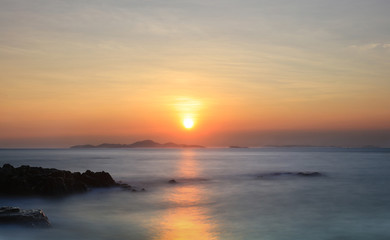 Obraz premium Sun set or sunrise over the sea