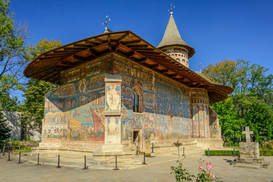 Berühmte Wandmalereien am UNESCO Weltkulturerbe Kloster Voronet in der Bukowina Region von Rumänien