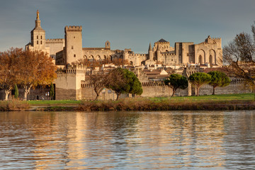 Coucher de soleil sur le Palais des Papes - Avignon en Vaucluse - France