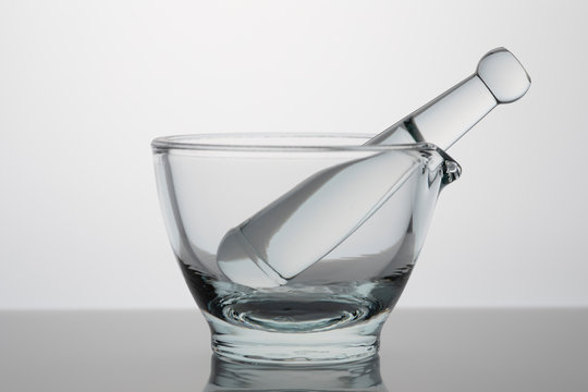 Fantaschale aus Glas vor neutralem Hintergrund