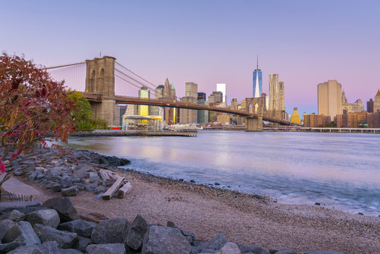 USA, New York, Manhattan, Brooklyn Bridge over East River, Lower Manhattan skyline, including Freedom Tower of World Trade Center