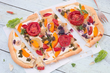 Fladenbrot mit Tomaten und Kürbis	
