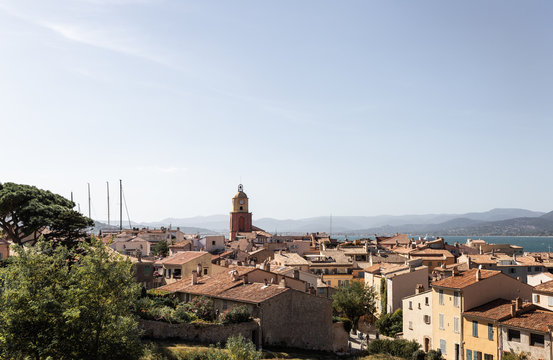Panorama de Saint-Tropez sous le soleil
