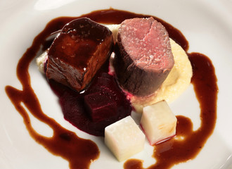 Ochsenbacke und Rinderfilet mit Püree und Kohlrabi