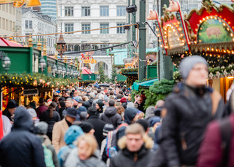 Obraz premium Menschenmenge auf dem Weihnachtsmarkt am Rathausmarkt in Hamburg