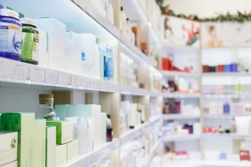 Photo sur Aluminium Pharmacie Étagères avec produits de soins de la peau et des cheveux dans un magasin de cosmétiques