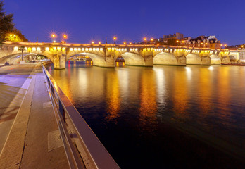 Fototapeta na wymiar Paris. The new bridge at night.