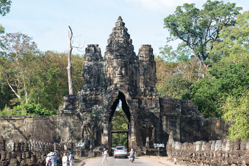 Fototapeta premium Angkor Thom: Tomb Raiders and Demons' Tug-of-War