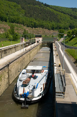 Lastkahn in der Neckarschleuse bei Hirschhorn