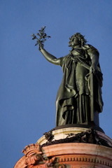 Fototapeta na wymiar Statue de la République; place de la république le soir; Paris