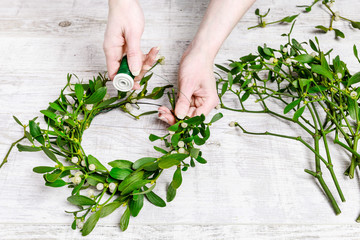 Florist at work: how to make mistletoe door wreath tutorial.