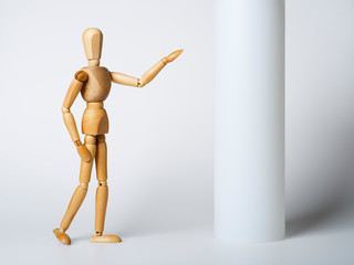 Gliederpuppe mit Säule