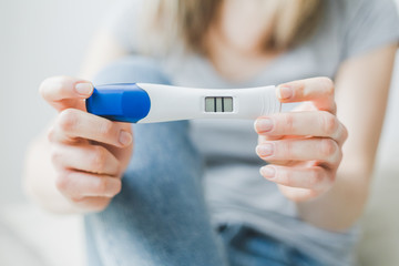 Woman shows positive pregancy test © nerudol