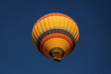 Naklejka premium Colorful hot air balloon flying over a beatiful blue sky in background