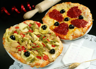 Imagen de dos pizzas con distintos ingredientes.