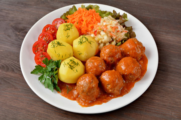klopsy z ziemniakami,surówkami i pomidorem