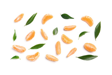 Obraz premium Composition with tangerine segments and leaves on white background, top view